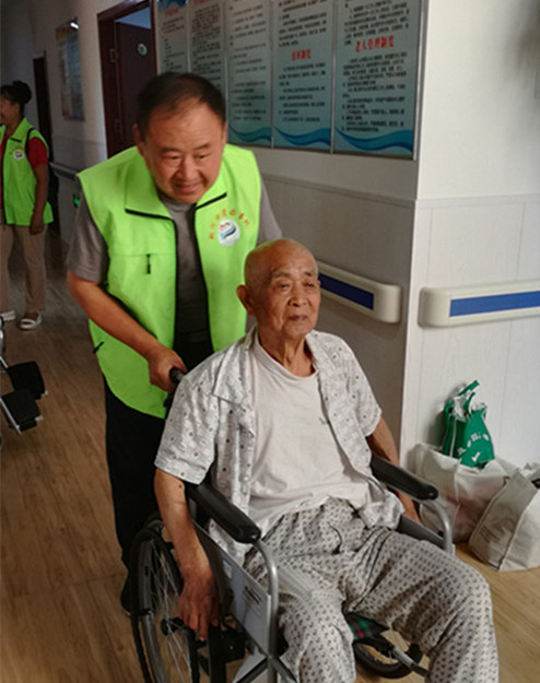任城区越河同心慈善义工团走进“康宁老年公寓”