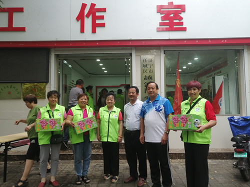 越河同心义工团开展“爱心葡萄”义卖活动
